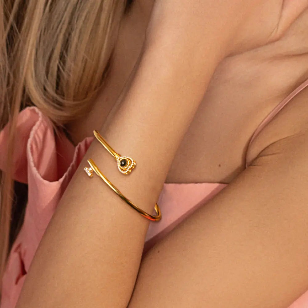 Adjustable Heart Projection Bracelet – Gift